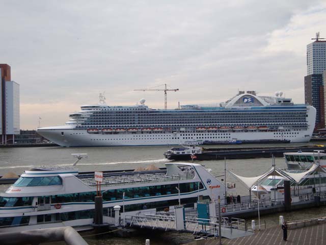 Cruiseschip ms Emerald princess aan de Cruise Terminal Rotterdam